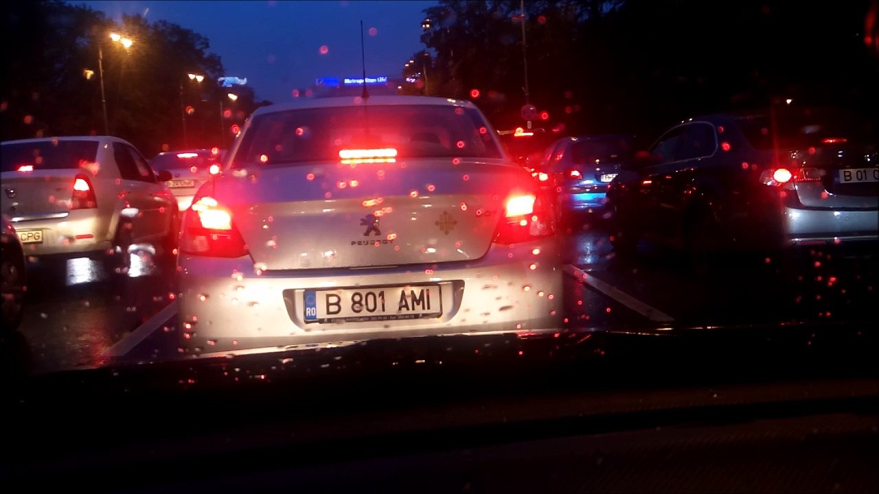 Seara, mulțime, trafic intens, ploaie, mașină, sunet ambiental, stradă, oraș