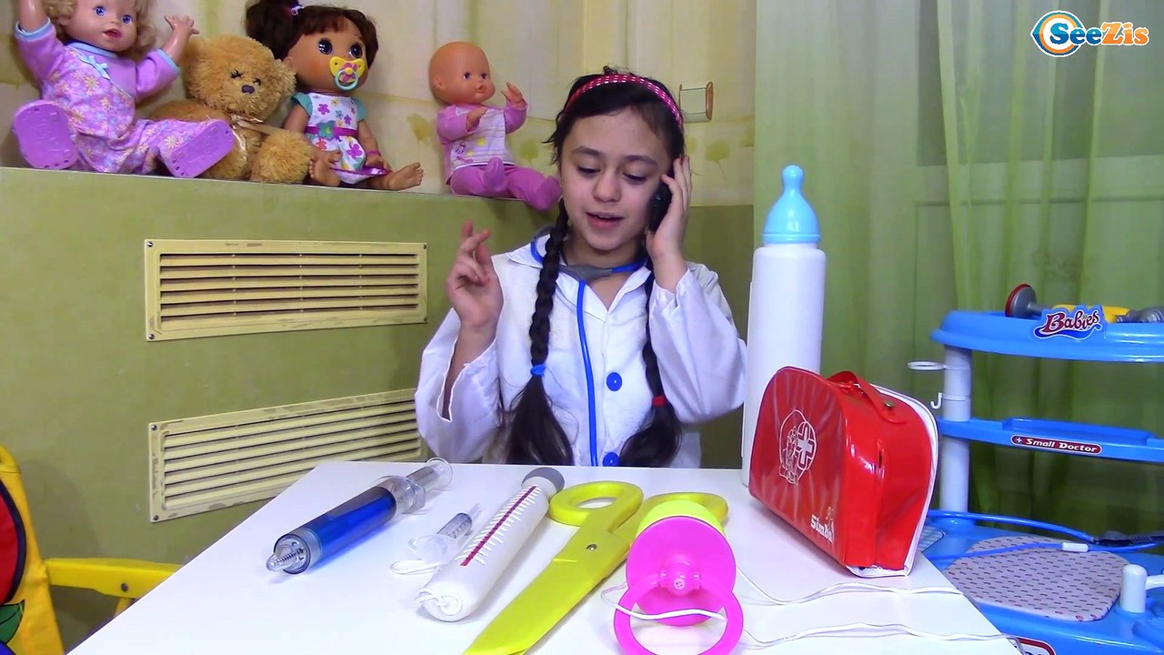 FROZEN ELSA & DOC MCSTUFFINS ИГРАЕМ В ДОКТОРА....