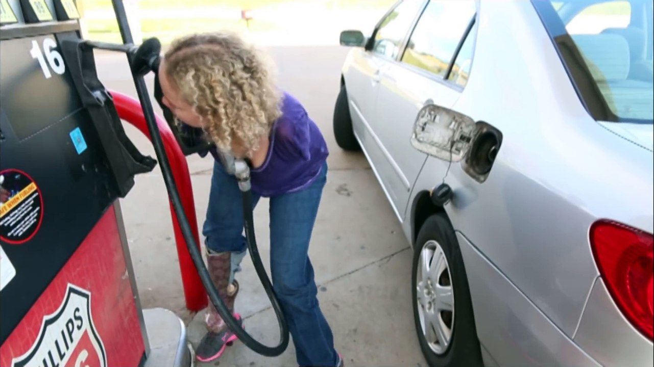 Cette femme fait le plein sans bras et avec une jambe