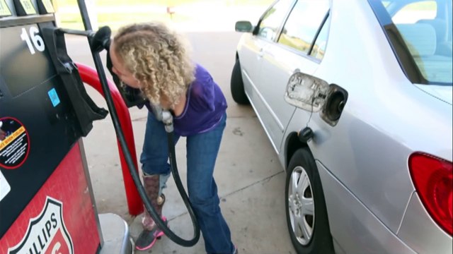 Cette femme fait le plein sans bras et avec une jambe