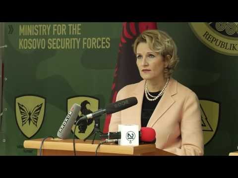 Kodheli takohet me komandantin e KFOR-it - Top Channel Albania - News - Lajme