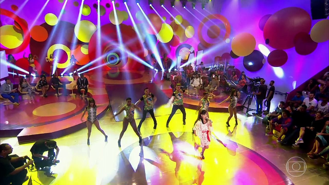 Japoneses cantam Anitta