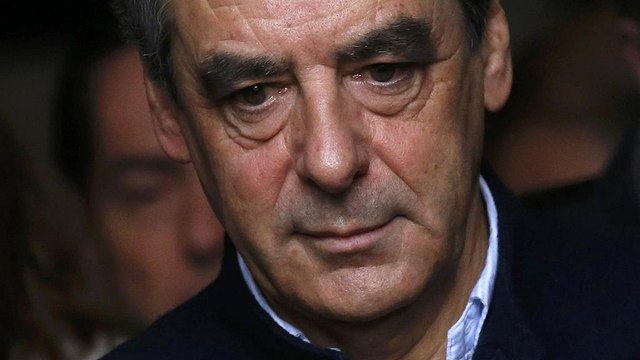François Fillon será o candidato do centro-direita às presidenciais francesas, terá derrotado Alain Juppé nas primárias (69,5% dos votos, resultados parciais)