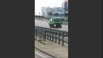 Çudira shqiptare/ Dy burra sherr në mes të autostradës për një…