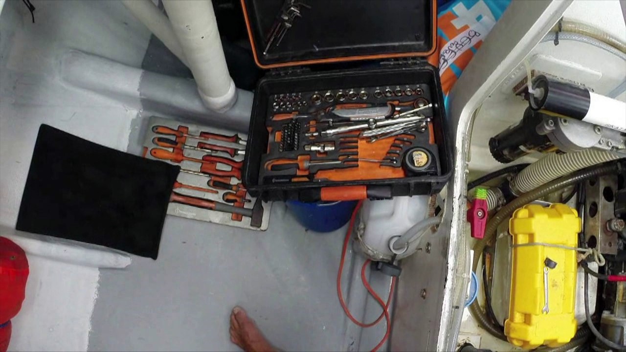 D22 : Sébastien Destremau has a problem with his engine / Vendée Globe