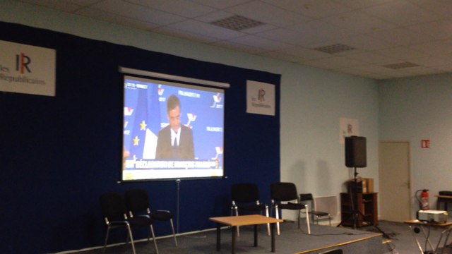 Les militants LR écoutent François Fillon au siège des Républicains à Caen