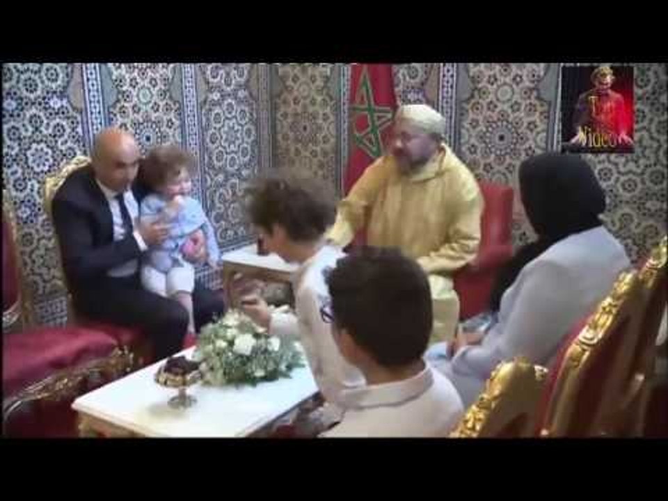 الطفل الذي أضحك ملايين المغاربة عند جلوسه مع الملك محمد السادس