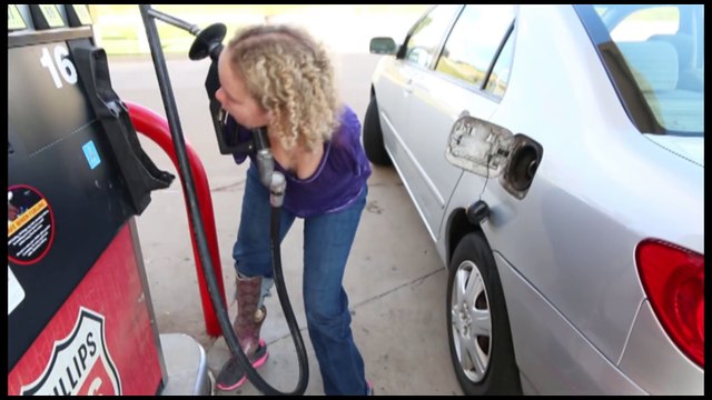 Faire le plein d'essence sans bras à la station service ! Handicap