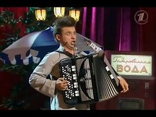 Jouer de l'accordéon avec une bouteille de vodka... Russie !