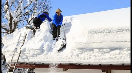 Enlever 2 mètres de neige sur un toit au Japon !