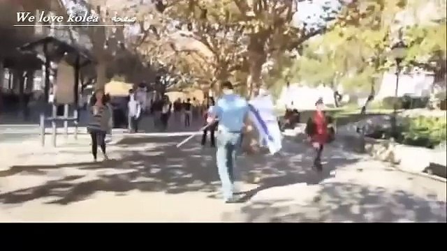 ‫شاهد ردّة فعل الناس علي شاب امريكي في نيويورك يحمل علم -تنظيم داعش- و بعدها علم إِسْرَائِيل‬