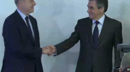 La poignée de main Fillon-Juppé au soir du 2e tour de la primaire de la droite