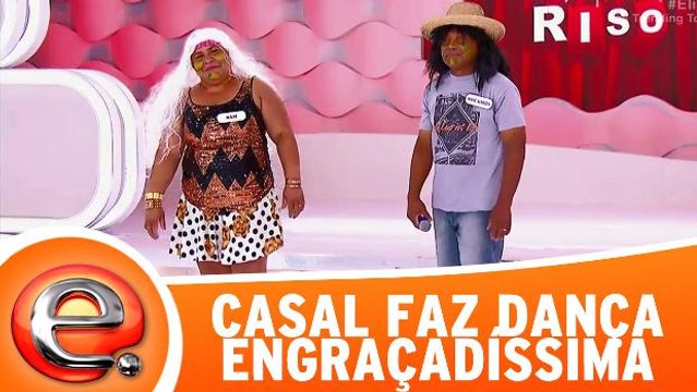 Casal faz dança engraçadíssima e arranca risada dos jurados