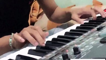 Cao thủ xuất hiện chơi đàn đỉnh hơn nhạc công chuyên nghiệp