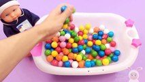 Baby Bath Time w/ Peppa Pig Toys! Fun Party Colors Bubble Gum & Surprise Toys!