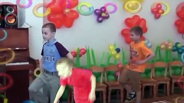 ДЕТИ ИГРАЮТ В ДОКТОРА С УКОЛАМИ ОКАЗАНИЕ ПЕРВОЙ ПОМОЩИ СПАСЕНИЕ ЖИЗНИ