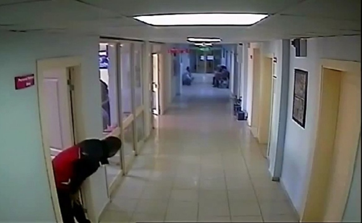 Hastaların cep telefonunu çalan hırsız kamerada