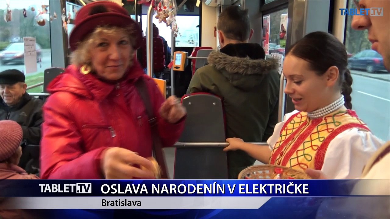 Vodič električky oslavuje narodeniny s cestujúcimi