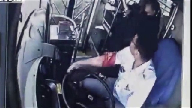 2 chauffeurs de bus se rentrent dedans avec leurs passagers en chine !