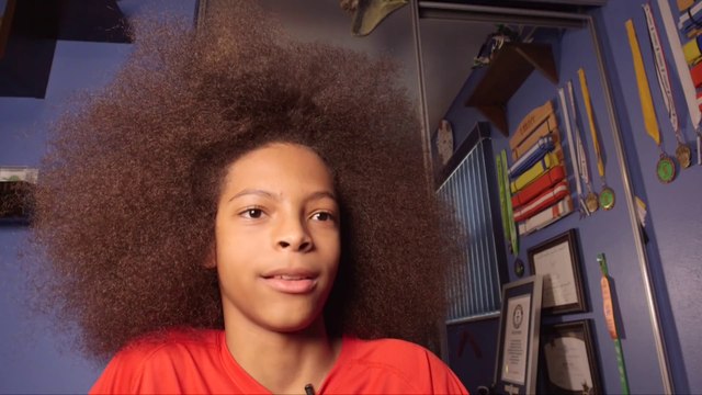 Plus grosse touffe de cheveux du monde à 13 ans seulement ! Record du monde