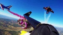 Trois hommes volent en jetpack à côté de la patrouille de France