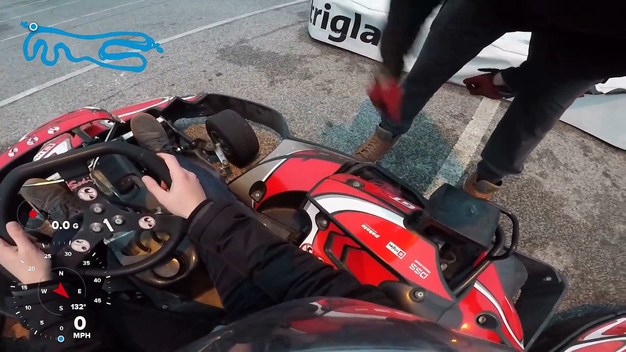 Elle conduit son kart comme dans Mario kart sauf que là c'est en vrai... Bim, gros crash