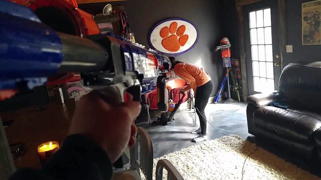 Il shoote sa femme avec un pistolet Nerf tous les jours...