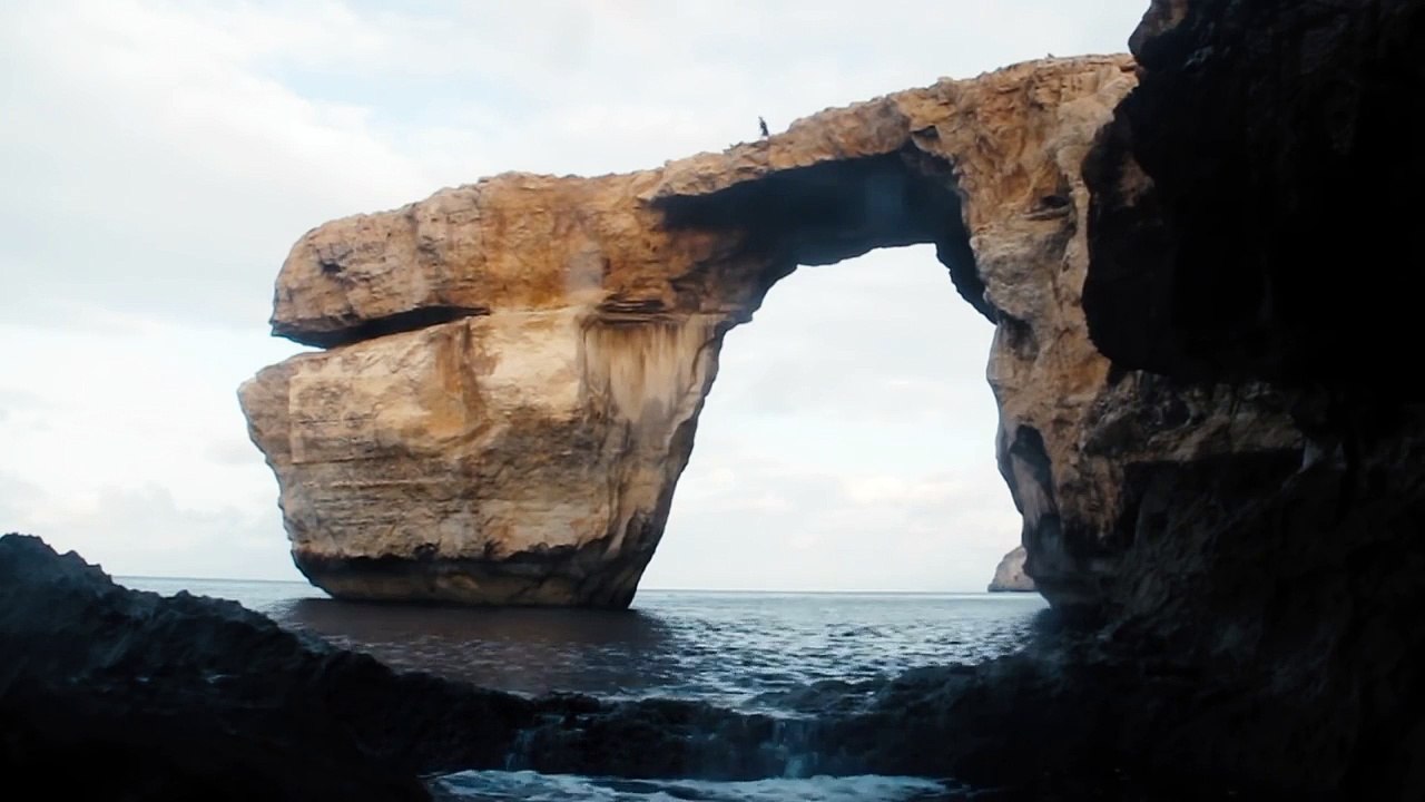 Il saute d'une falaise et emporte avec lui d’énorme rochers... Plongeon très risqué