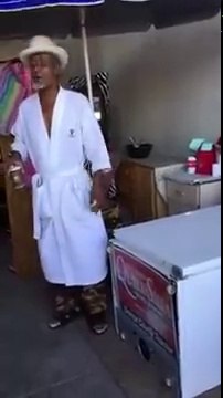 Ce sans-abri vit avec des meubles dans la rue comme un prince !