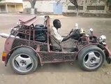 Cet homme est un génie ! Il fabrique une voiture à l'aide de matériaux récupéré