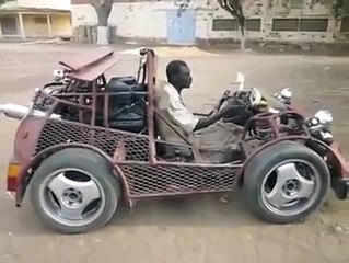 Cet homme est un génie ! Il fabrique une voiture à l'aide de matériaux récupéré