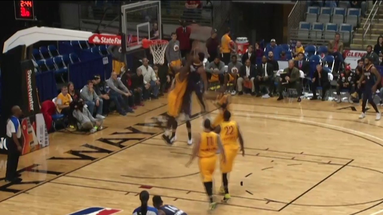 Wayne Selden claque un poster giga-violent en D-League