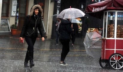 İstanbul'da yağmur vatandaşlara zor anlar yaşattı