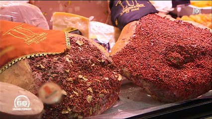 Pour un repas de fête, cette famille ne regarde pas à la dépense ! Regardez