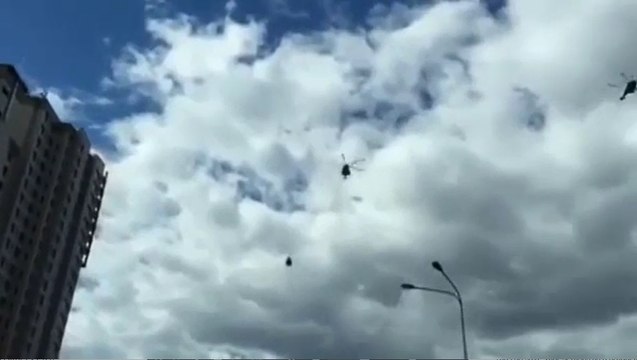 Un automobiliste filme des hélicoptères passant au-dessus de lui mais oublie de conduire.