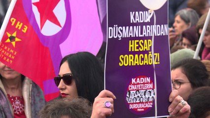 Istanbul: une centaine de femmes manifestent pour leurs droits