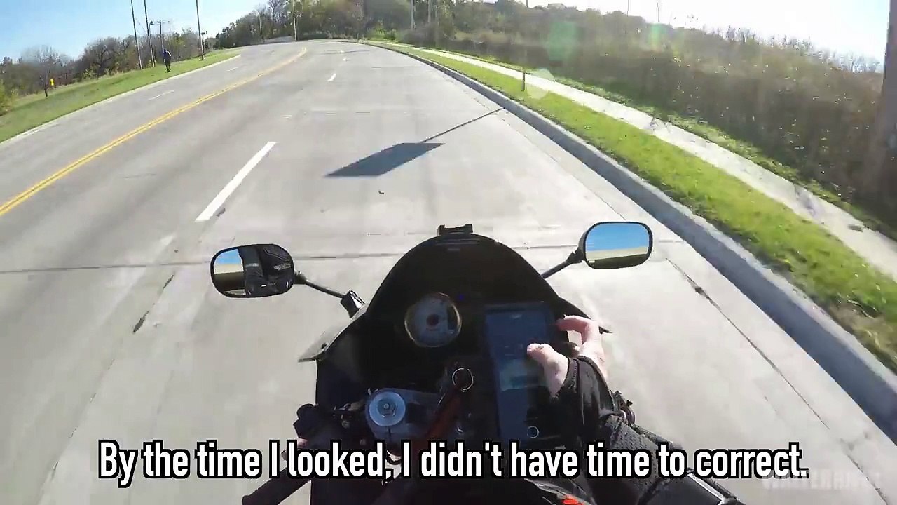 Un motard fait l'erreur de regarder son téléphone en conduisant...