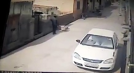 BULL ATTACK ON A MAN ON ROAD LIVE CCTV FOOTAGE|DANGEROUS ATTACK BY BULL