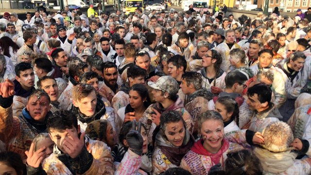 Dans le cortège de la Saint-Nicolas des étudiants à Huy (à côté de Saint-Nicolas)