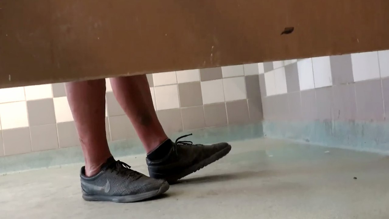 Un mec avec une grosse diarrhée va demander du papier toilette à des inconnus ...