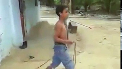 دیکھیں یہ چھوٹا سا لڑکا کمرے میں سے کتنا بڑا جانور باہر نکال رہا ہے