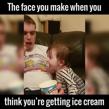 Une petite fille se fait piéger par son papa en essayant de manger de la crème glacée