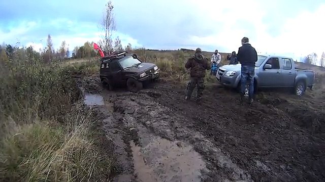 Попал в лужу.