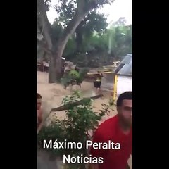 Hombre en Gurabo salva la vida de un perro a pesar Del Río Gurabo llevar una crecida henorme.