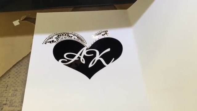 Un laser qui réalise un patron sur une feuille de papier