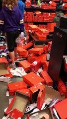 A quoi ressemble un magasin Nike après le Black Friday ? - Vidéo Dailymotion
