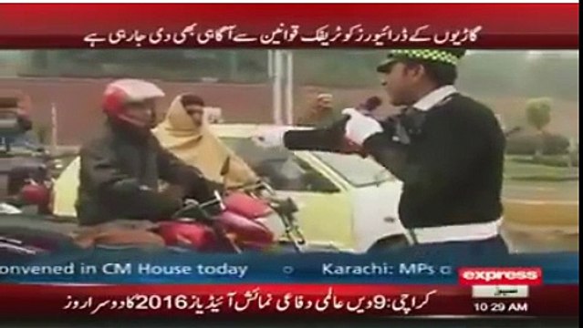 خیبرپختونخوا کی عوام دوست پولیس۔ عوام کو ٹریفک کی آگاہی کے ساتھ ساتھ حوصلہ افزائی کے لیے انعامات بھی دے رہی ہے