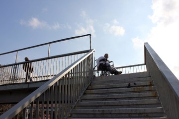 Engelliye üst geçit eziyeti