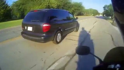 Il n'aurait pas du jeter une bouteille sur ce motard... Vengeance!!!!!