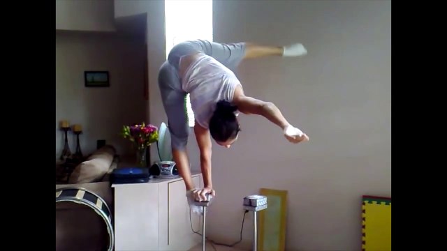 Amazing hand balancing practice, unbelievable strength & skill! PEOPLE ARE AWESOME 2016 HD
